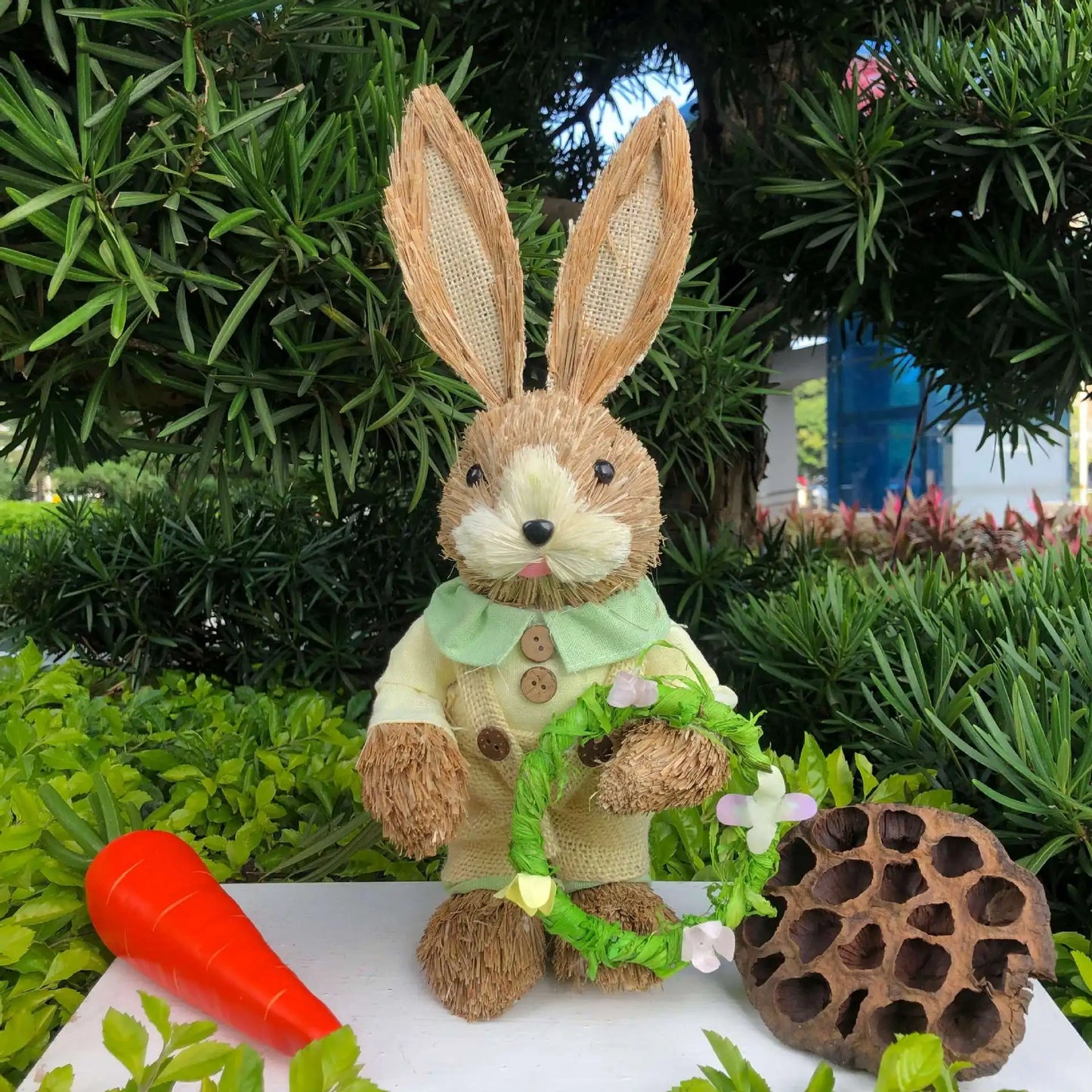 Conejo de Paja 35cm con Ropa - Decoración de Pascua
