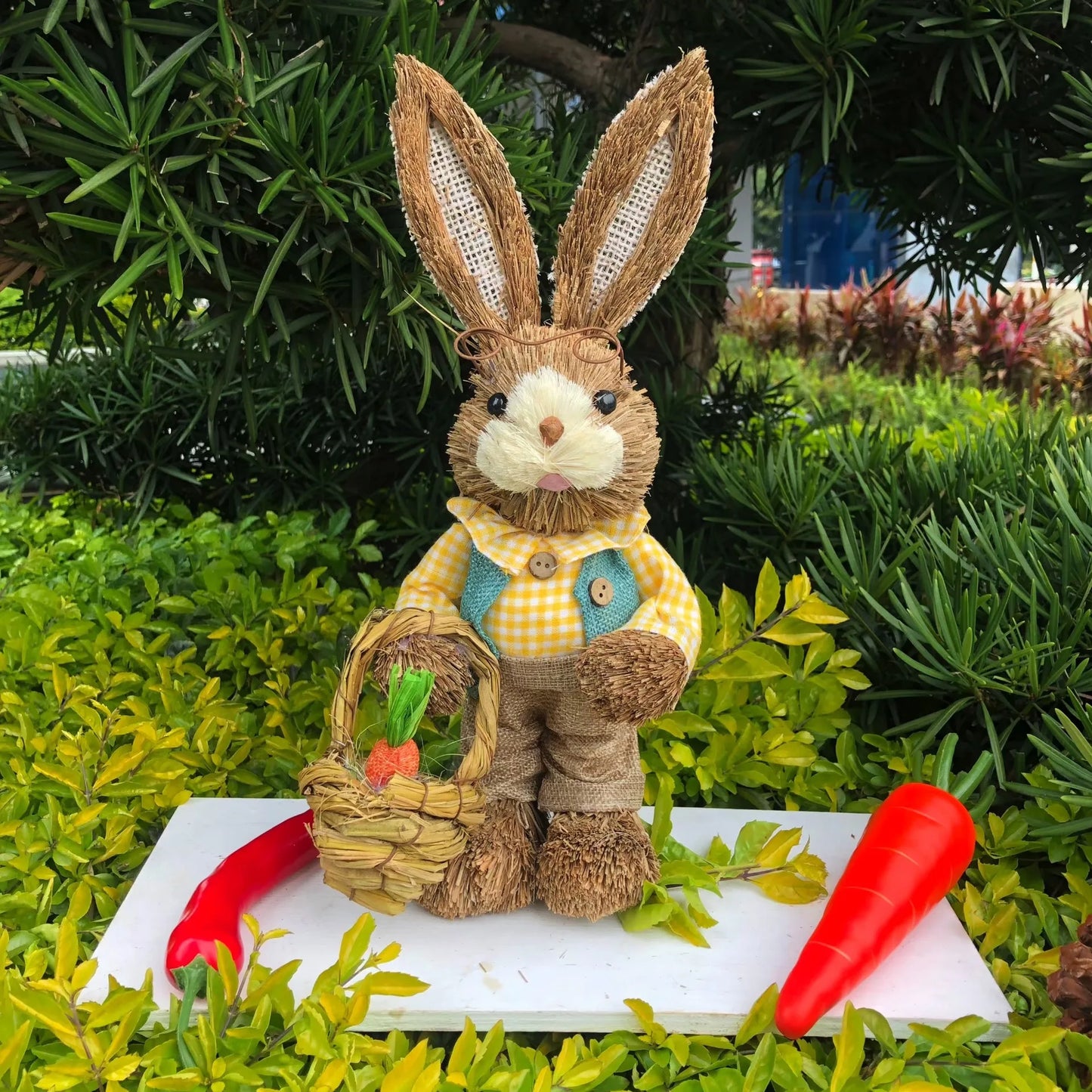 Conejo de Paja 35cm con Ropa - Decoración de Pascua
