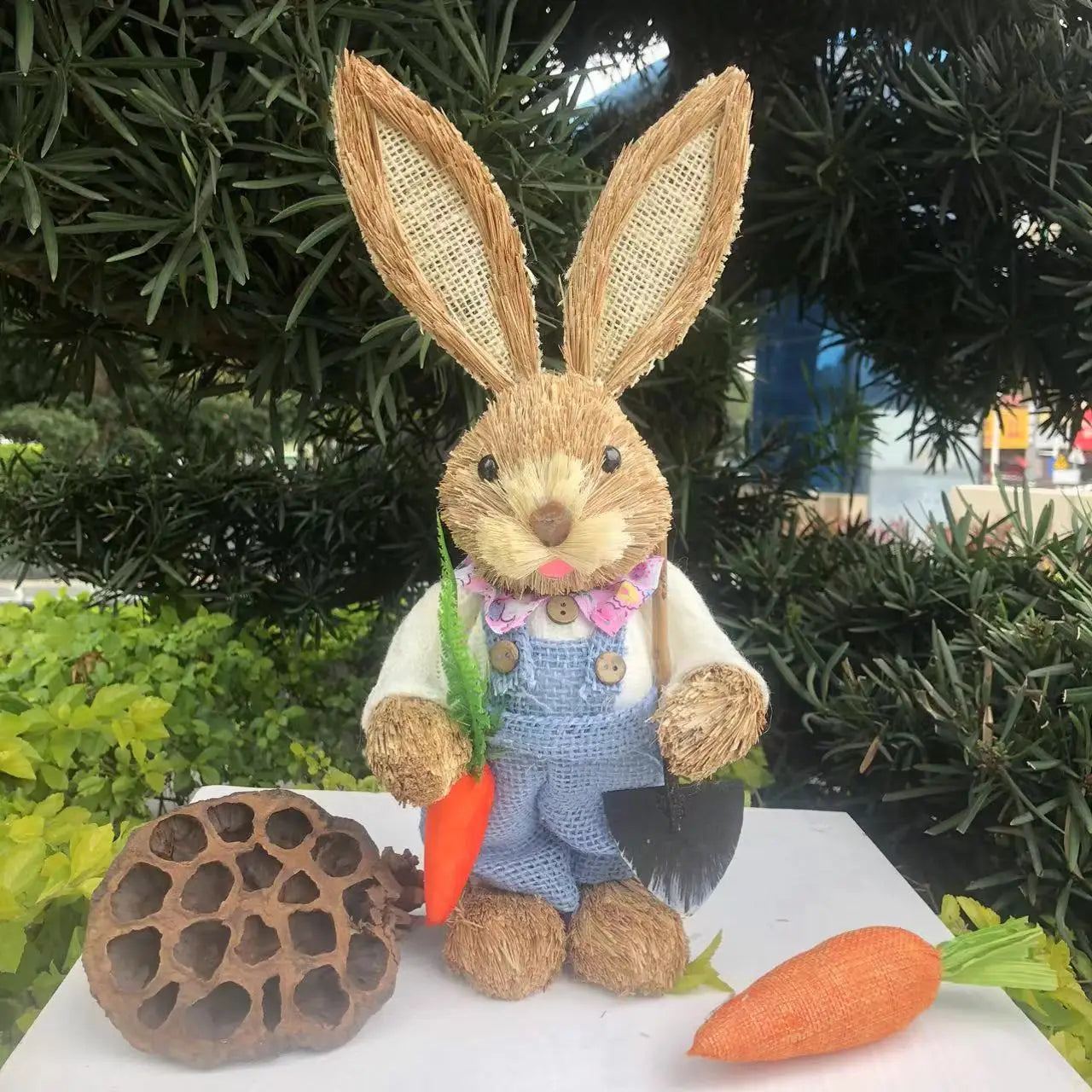 Conejo de Paja 35cm con Ropa - Decoración de Pascua
