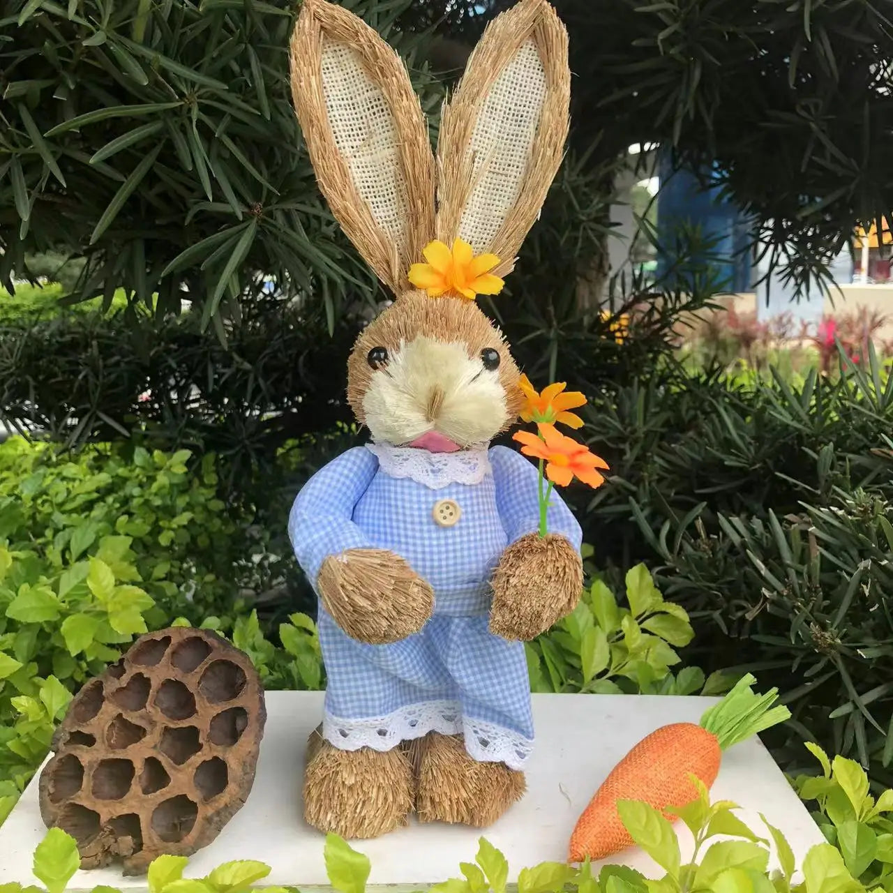 Conejo de Paja 35cm con Ropa - Decoración de Pascua